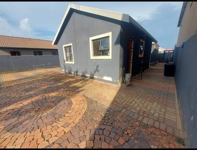 2 BEDROOM HOUSE FOR SALE IN PROTEA GLEN